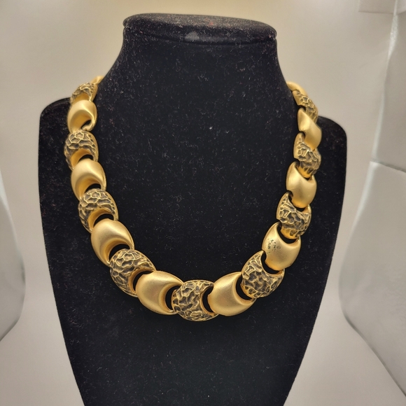 Vintage Gold tone Circle Thin Necklace - Picture 1 of 12